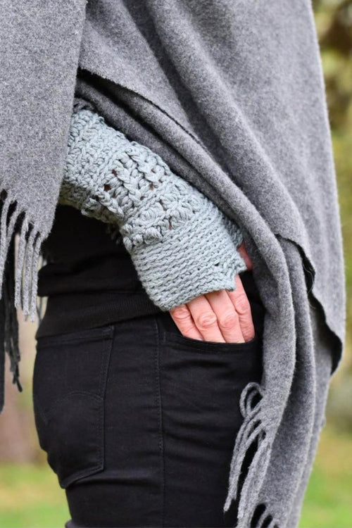 Knitted Paladin Knight Gauntlets - GAMETEEUK